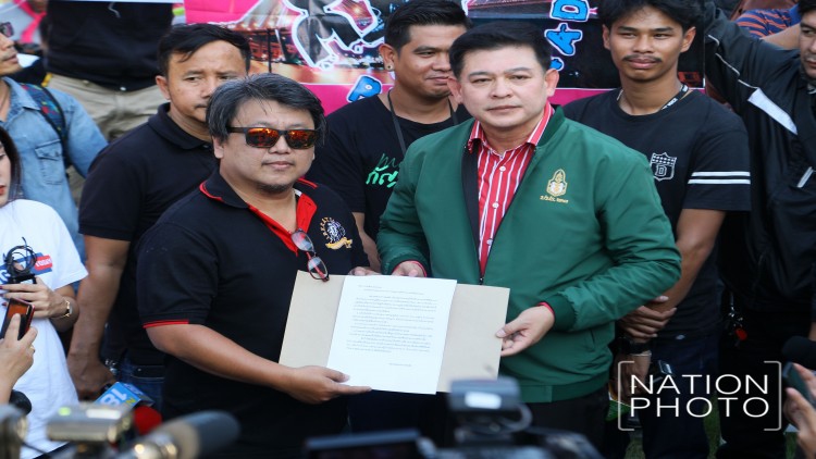 จ่อถก กมธ.กฎหมาย หลังกลุ่มปลดแอกชาวสองล้อยื่นหนังสือร้องแก้ ก.ม.จราจร