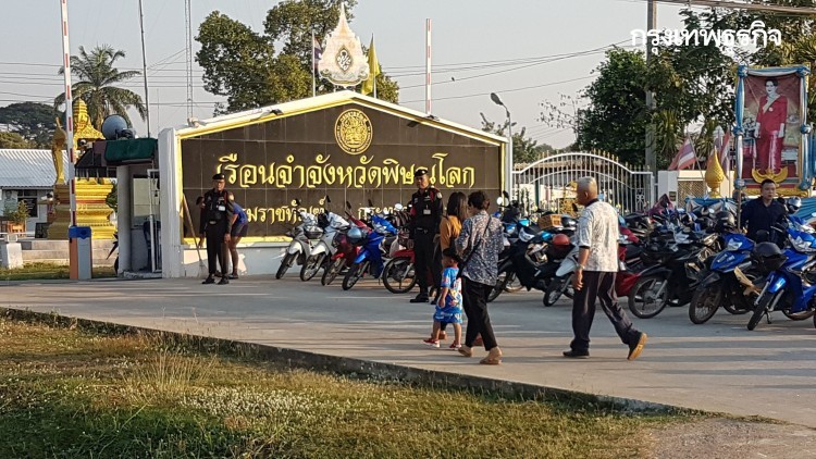 ญาติแห่เยี่ยมผู้ต้องขัง กังวลป่วยในเรือนจำ หลังดับ 4 ศพ นอนรพ. 48 ราย