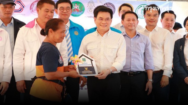 แจกทะเบียนบ้านมั่นคงชุมชนริมคลองลาดพร้าว