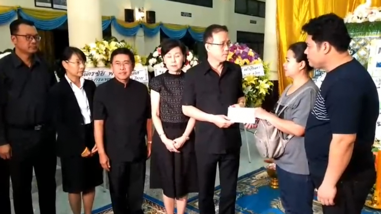 ผู้ว่าฯลพบุรี เป็นตัวแทนรมว.มหาดไทย มอบเงินผู้เสียชีวิต