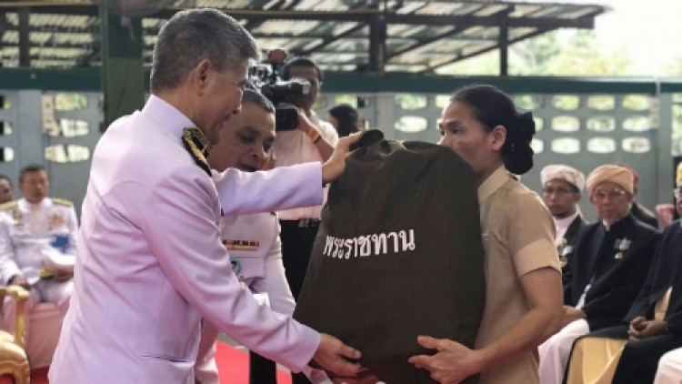 ในหลวง-ราชินี พระราชทาน  เครื่องนอนเครื่องครัว แก่ประชาชนผู้ประสบอัคคีภัย