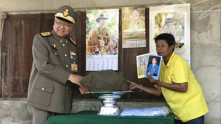 ในหลวงโปรดเกล้าฯ ให้องคมนตรี เชิญผ้าห่มกันหนาวพระราชทาน มอบแก่ปชช.จังหวัดแพร่