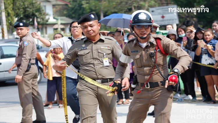 ปชช.นับพันเฝ้ารอดูทำแผน 'ครูชิงทองฆ่า 3 ศพ' ตร.หวั่นประชาทัณฑ์