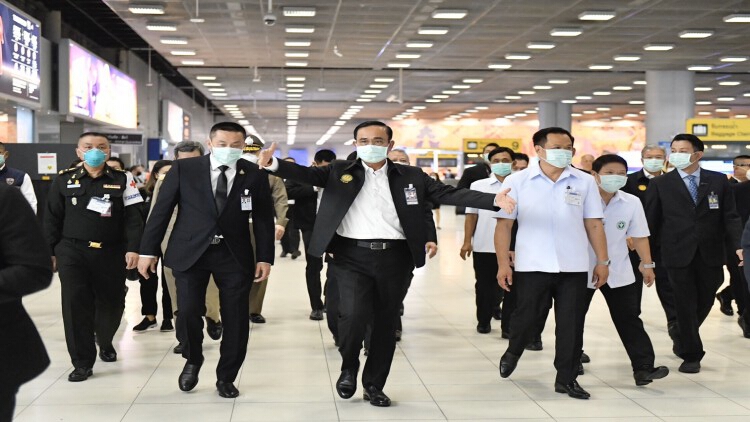 นายกฯ ลุยตรวจเยี่ยมสุวรรณภูมิ ย้ำมั่นใจมาตรการควบคุมโรคฯ ของไทย