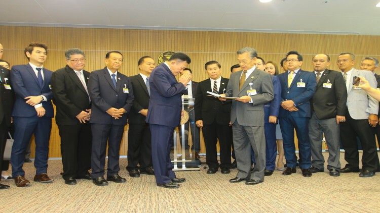 ฝ่ายค้านจองกฐินซักฟอก 6 รมต. ไร้ชื่อ 'อนุทิน'
