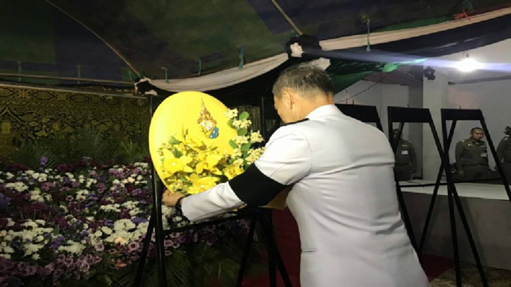 โปรดเกล้าฯ อัญเชิญพวงมาลาวางหน้าหีบศพปชช. ที่เสียชีวิตจากเหตุกราดยิง