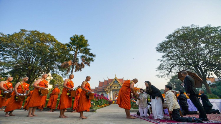 กรมพระศรีสวางควัฒนฯ ทรงบาตรพระสงฆ์และพระนวกะ ณ วัดไทยพุทธคยา