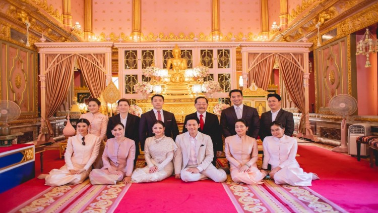 ดาราทายาทหมื่นล้าน 'นาตาลี เจียรวนนท์' เข้าเฝ้าฯสมเด็จพระสังฆราช ขอประทานพรก่อนวิวาห์