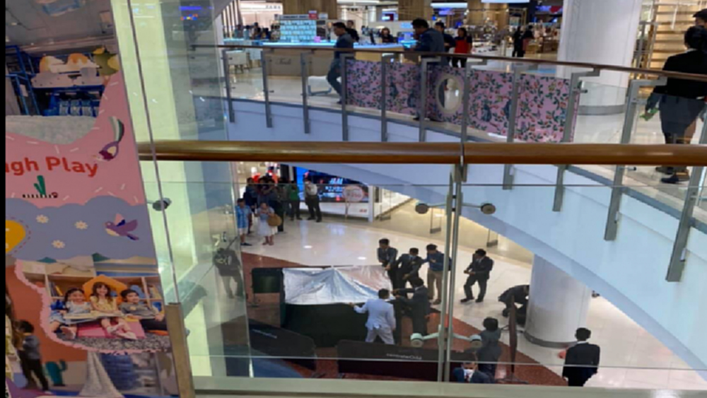 คนกรุงช็อคอีกครั้ง คนพลัดตกกลางห้างดังย่านราชประสงค์