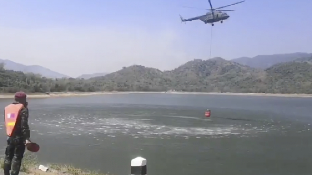 ทบ.ส่ง MI17 โปรยน้ำ ดับ ไฟป่า ลามใกล้เขต รร.เตรียมทหาร-จปร.