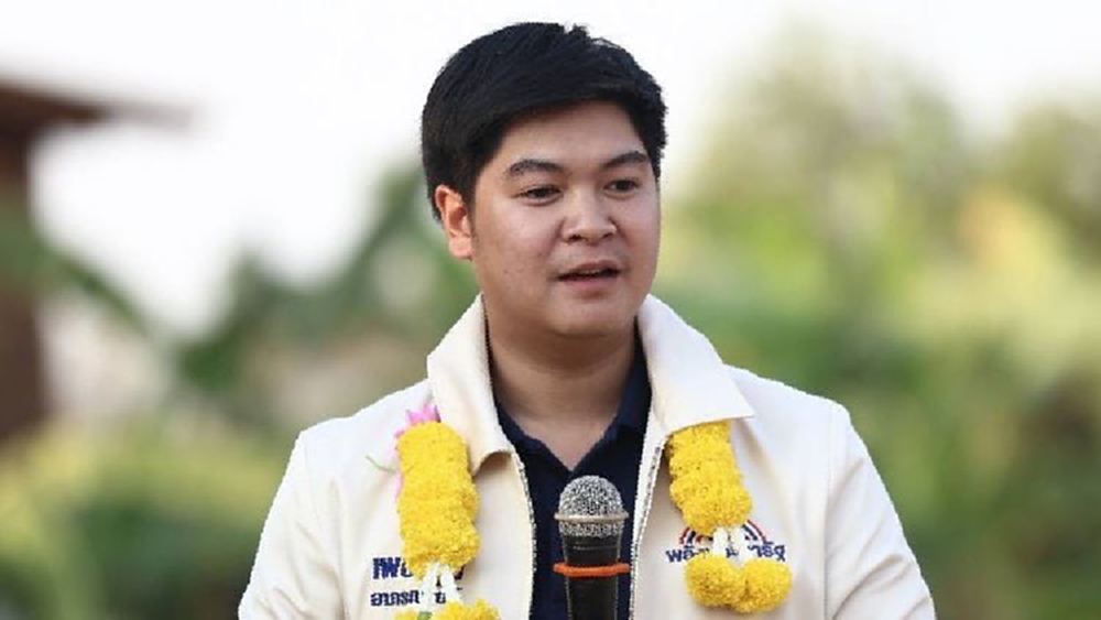 รู้จัก ‘เพชรภูมิ อาภรณ์รัตน์’ ลูกไม้ใต้ต้นการเมือง