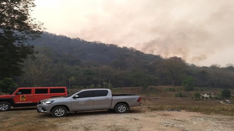 เจ้าหน้าที่ระดมกำลังคุมไฟป่าหลังโรงเรียนเตรียมทหาร จ. นครนายก ไม่ให้ปะทุ