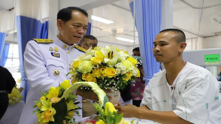 โปรดเกล้าฯ พระราชทานตะกร้าสิ่งของมอบแก่ผู้บาดเจ็บเหตุลอบวางระเบิดสะบ้าย้อย