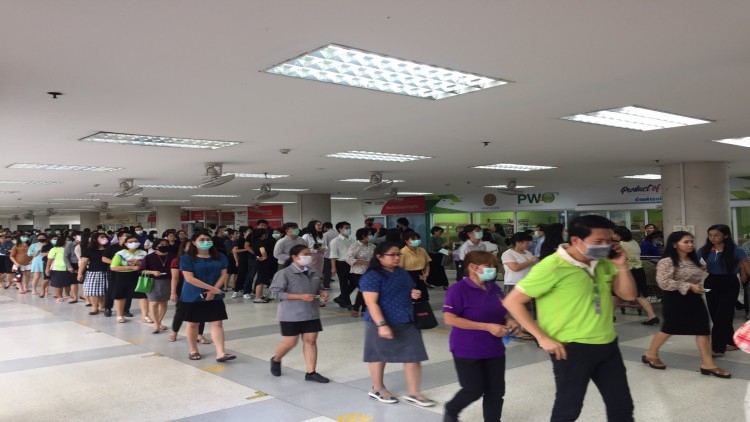 คนยังแห่ต่อคิวซื้อหน้ากากอนามัยขายหมดในพริบตา