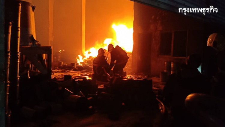 ไฟไหม้โรงงานผลิตสีรถยนต์ย่านมีนบุรี เสียหายหลายล้านบาท