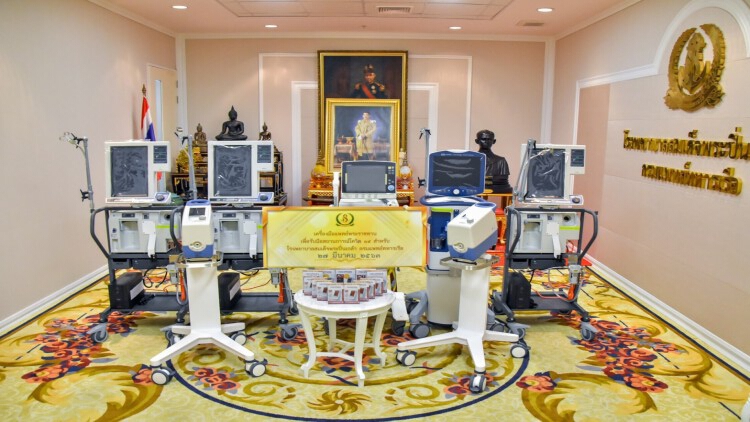 ในหลวงพระราชทานเครื่องมือแพทย์ให้แก่รพ.สมเด็จพระปิ่นเกล้า-รพ.สมเด็จพระนางเจ้าสิริกิติ์
