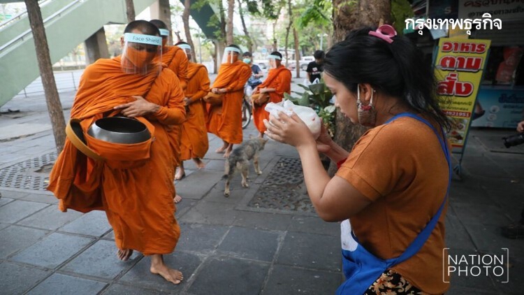 กันไว้ก่อนนะโยม! พระใส่ Face Shield ออกบิณฑบาต ป้องกันโรคโควิด-19