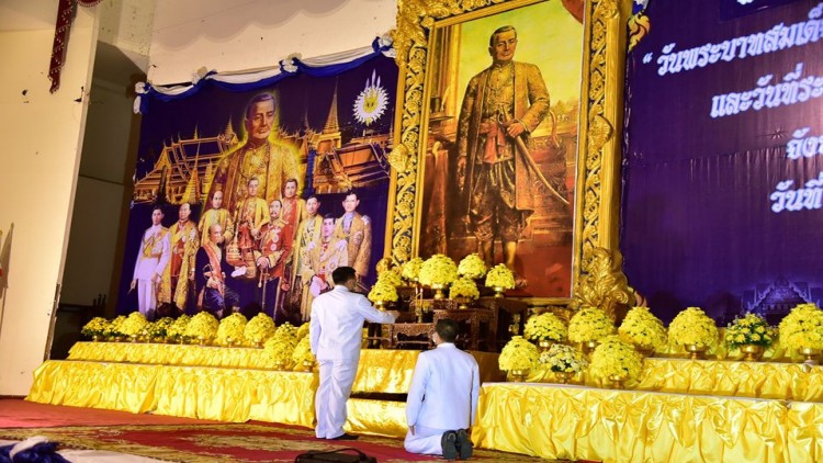 วางพานพุ่มดอกไม้ ถวายราชสักการะ เนื่องในวันจักรี