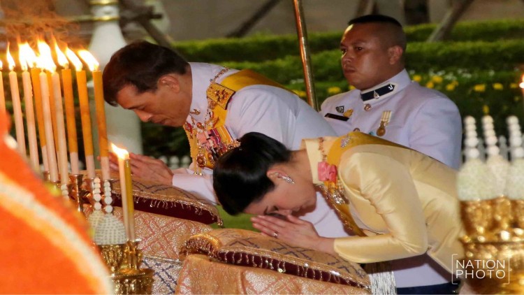 'ในหลวง' ทรงวางพุ่มดอกไม้เนื่องใน'วันจักรี'และสมโภชพระบรมรูป 'ร. 9' 
