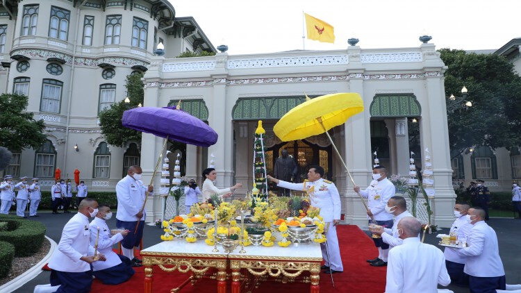 'ในหลวง-พระราชินี' ทรงประกอบพิธีบวงสรวงพระบรมรูป ร.9