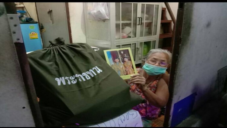 ‘ในหลวง-พระราชินี’ พระราชทานถุงพระราชทาน 10,928 ถุง ให้แก่ปชช. 4 เขตกทม.