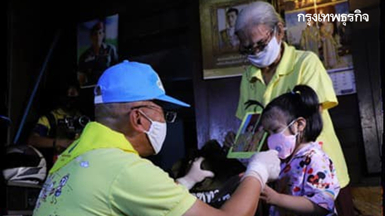 ผบ.ทบ. เผย 'ในหลวง' ทรงห่วงใยชาวกรุง พระราชทานสิ่งของ 623 ชุมชน