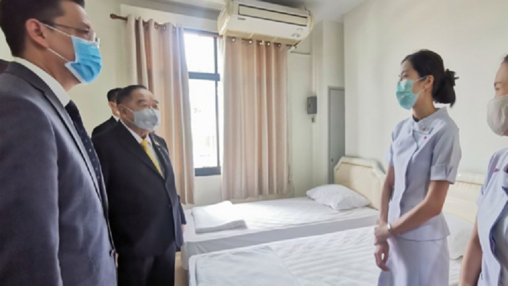  'บิ๊กป้อม' เยี่ยมให้กำลังใจบุคลากรทางการแพทย์ ราชวิทยาลัยจุฬาภรณ์