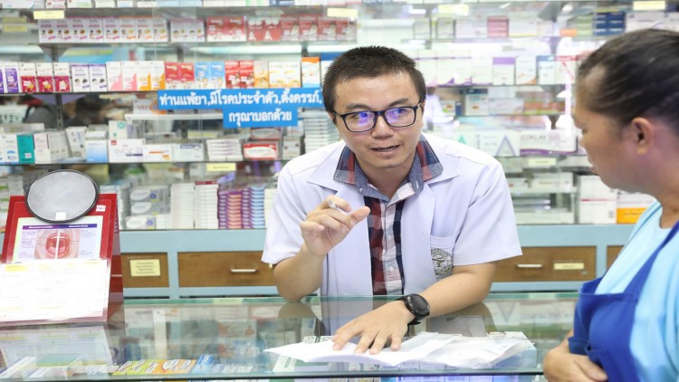 สวรส. เสนอบอร์ด สปสช. ผลักมาตรการรับยาที่ร้านยา  ลดเสี่ยงโควิด-ลดแออัดโรงพยาบาล
