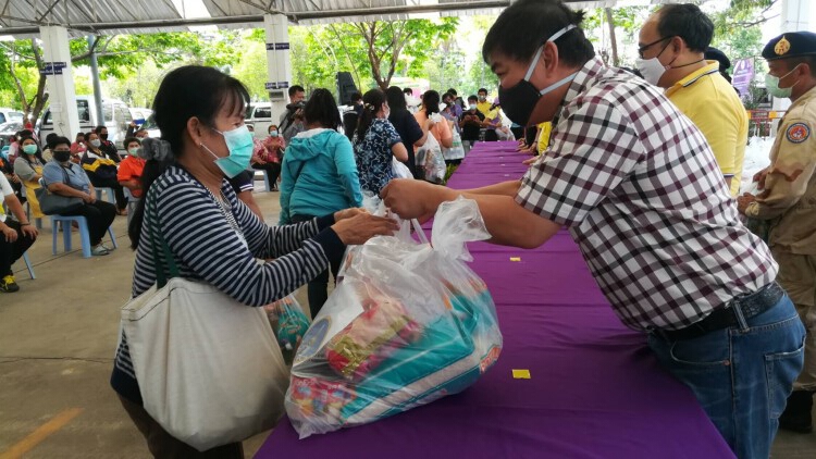 พิษณุโลก เยียวยาแจกถุงยังชีพหมอนวดแผนไทย 480 ชีวิต