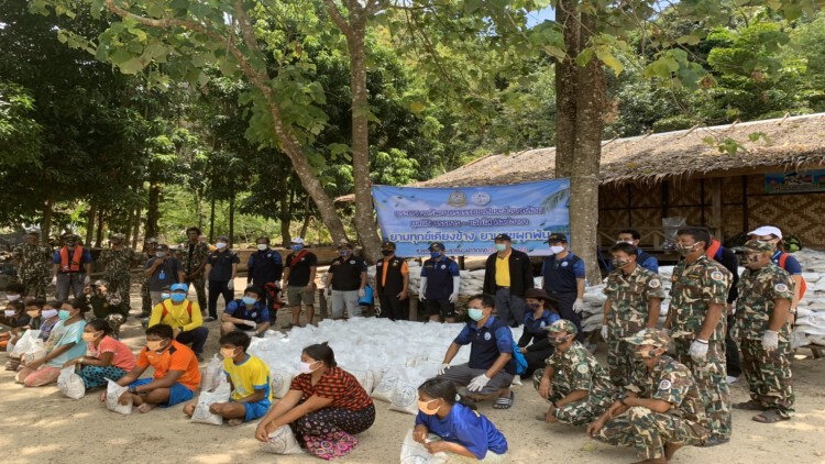 ทส. ทุ่มช่วยชาวนา เยียวยาชาวประมง นำข้าวสาร 15,000 กก. แจกพี่น้องชาวเล