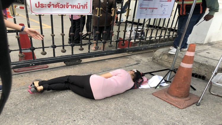 "นอนประท้วง"หน้าประตูคลังร้องสิทธิ์เยียวยา