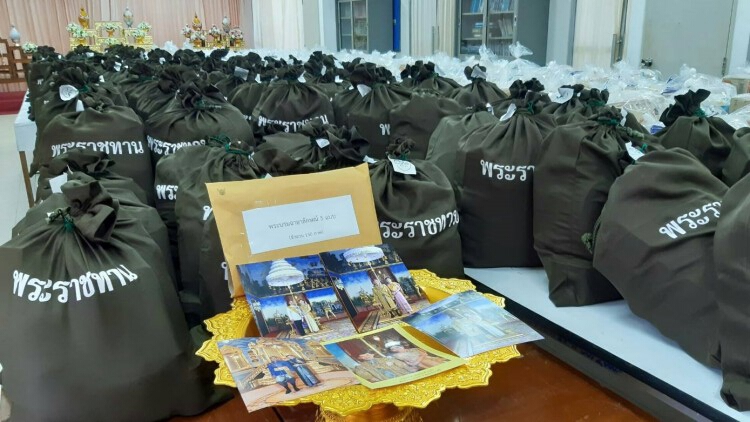 ‘ในหลวง-พระราชินี’ พระราชทานถุงพระราชทานแก่ปชช.รอบเขตพระราชฐาน จ.นราธิวาส