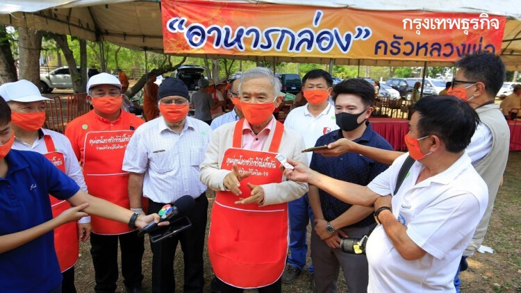 'สุวัจน์' เปิดครัวหลวงพ่อ แจกข้าวกล่อง เชื่อรัฐเร่งแก้วิกฤติคู่ขนานโควิด-เศรษฐกิจ