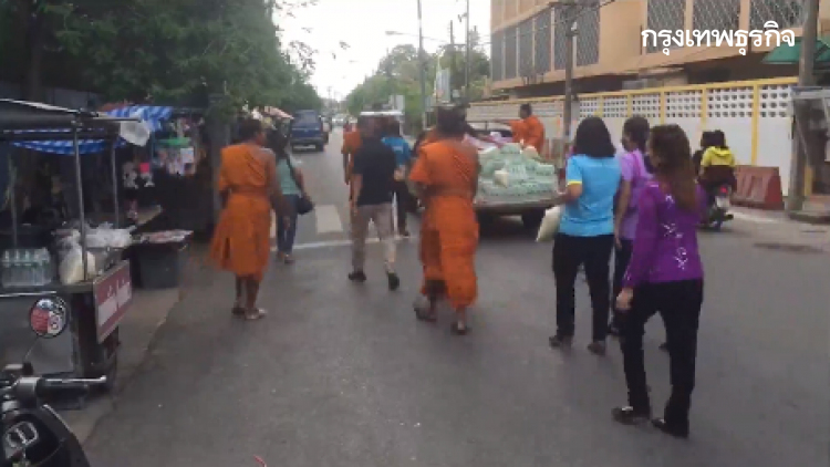 พระออกแจกข้าวสารช่วยชาวบ้าน แทนบิณฑบาตรับอาหาร