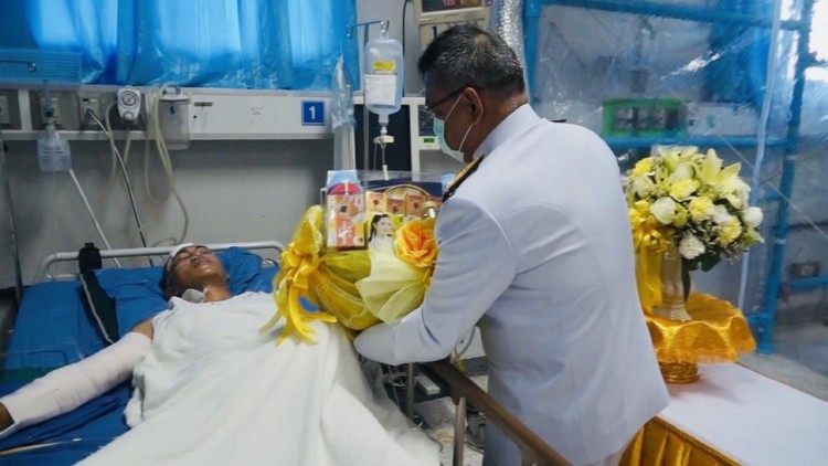 โปรดเกล้าฯ พระราชทานดอกไม้ สิ่งของ แก่อาสาสมัครทหารพรานถูกยิงที่ด่านตรวจโควิดสายบุรี