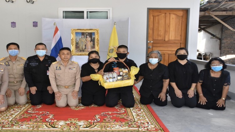 'ในหลวง-พระราชินี' พระราชทานตะกร้าสิ่งของแก่ครอบครัว อส.ทพ.เสียชีวิต เหตุถูกยิงที่นครศรีธรรมราช