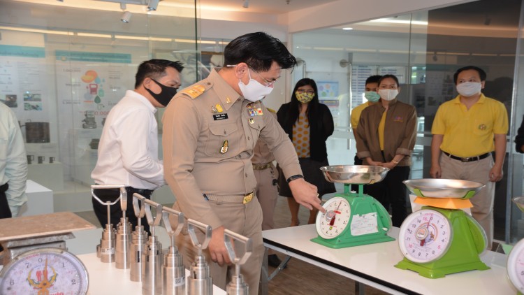 พาณิชย์ ออกคู่มือเตือนชาวบ้าน 4 วิธีสังเกตป้องกันโดนพ่อค้าโกงตาชั่ง