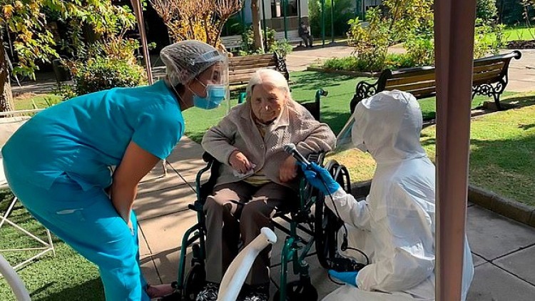 ‘ทวดชิลี’ ปอดเหล็กวัย 111 ปี หายป่วยโควิด 