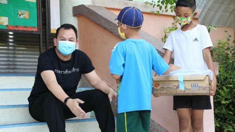 รมว.ศธ.ชี้ชัดไม่มีนโยบาย " เลือกสีหน้ากากอนามัย"