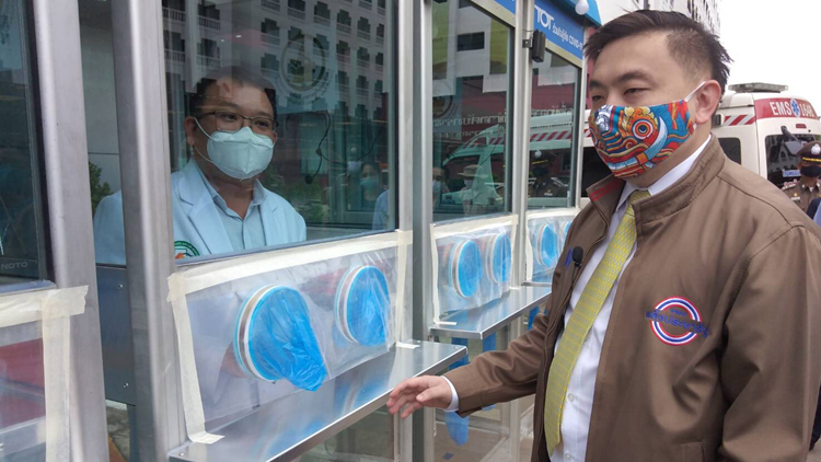 มอบตู้ตรวจเชื้อโควิด ให้ 5 รพ. ดัดแปลงจากตู้โทรศัพท์