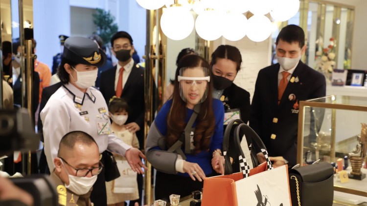 ‘กรมพระศรีสวางควัฒนฯ’ เสด็จเปิดร้านมูลนิธิภัทรมหาราชานุสรณ์ฯ ระดมทุนช่วยเหลือผู้ป่วยด้อยโอกาสทั่วประเทศผ่านผลิตภัณฑ์ที่ระลึกในพระดำริ  ๙๐๖