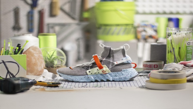 สนีคเกอร์แนวทดลอง...จากขยะอวกาศ