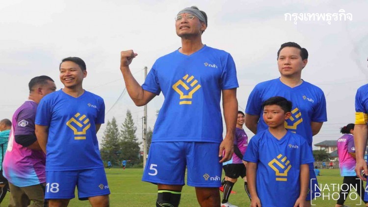 'กรณ์' ร่วมทีมแข่งบอลกับข่างภาพการเมือง