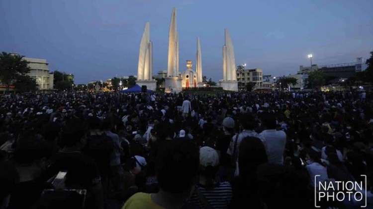 ม็อบประกาศนอนค้างคืน เรียกร้องรัฐบาล 3 ข้อ