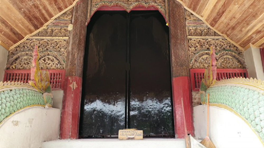 วัดดังเชียงใหม่ ลบลวดลายบานประตู 100 ปีทิ้งเกลี้ยง