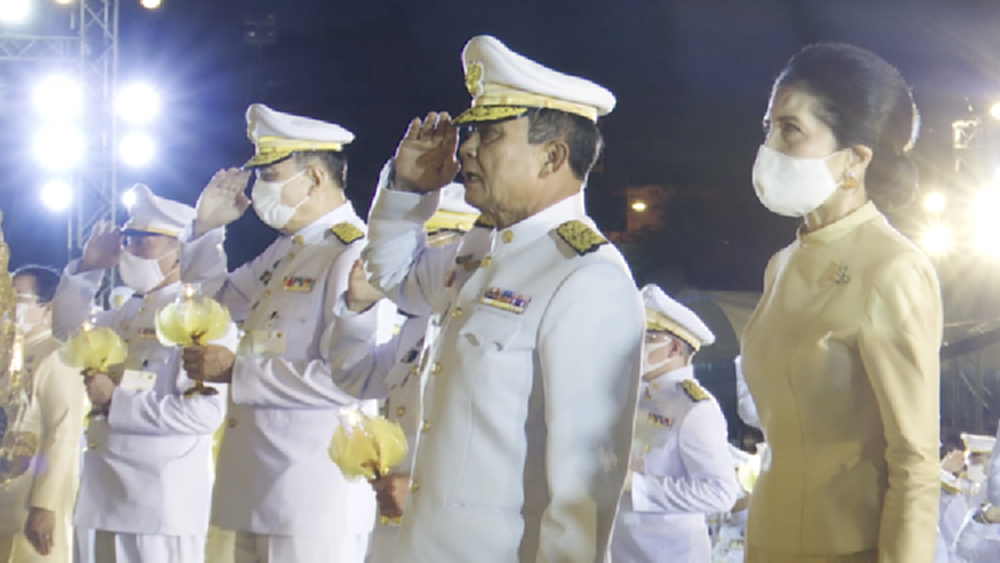 นายกฯ นำพสกนิกรชาวไทย ร่วมจุดเทียนถวายพระพรชัยมงคลแด่พระบาทสมเด็จพระเจ้าอยู่หัว