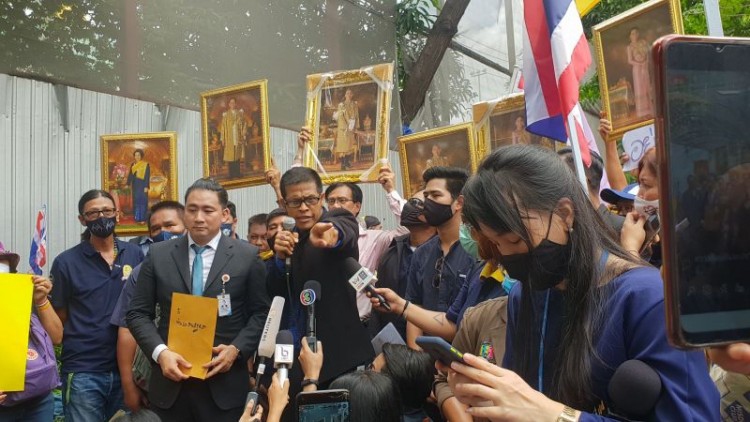 'ม็อบอาชีวะ' บุกสภาฯ ร้องจัดการนักการเมือง หนุนหลังม็อบหมิ่นสถาบัน