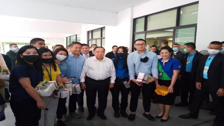 'ลุงป้อม' อารมณ์ดีฉลองอายุ 75 เปิดบ้านให้ร่วมอวยพรวันเกิด