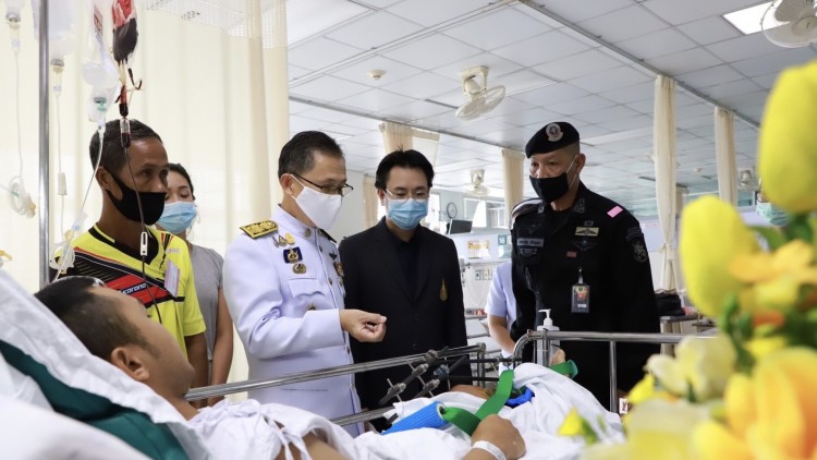 ‘ในหลวง- พระราชินี’ พระราชทานดอกไม้ สิ่งของแก่จนท.บาดเจ็บเหตุความไม่สงบภาคใต้