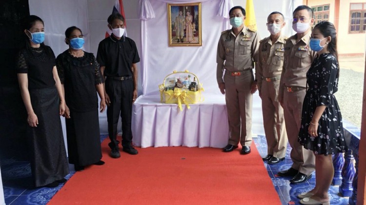 ‘ในหลวง-พระราชินี’ พระราชทานสิ่งของแก่ญาติผู้เสียชีวิต เหตุคนร้ายลอบวางระเบิด 